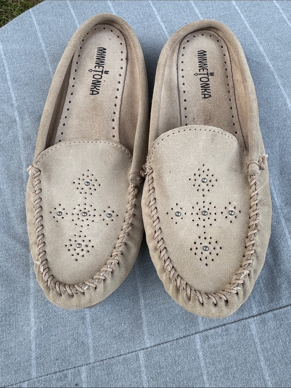 Minnetonka Women's Tan Suede Beaded Moccasin Slippers